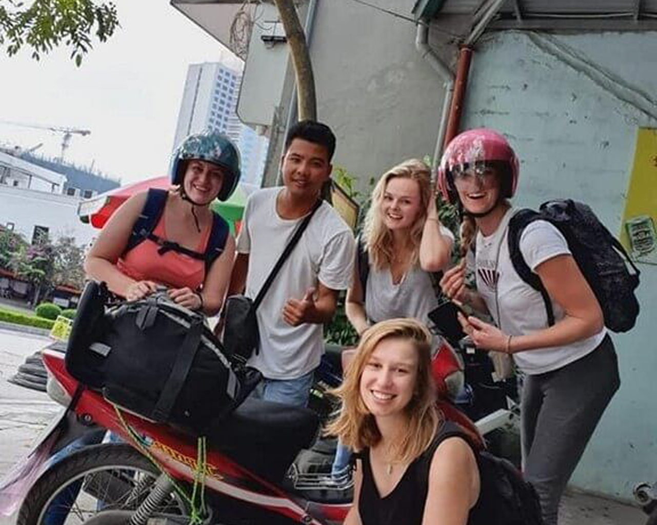 Du khách nước ngoài thuê xe tại Hạ Long