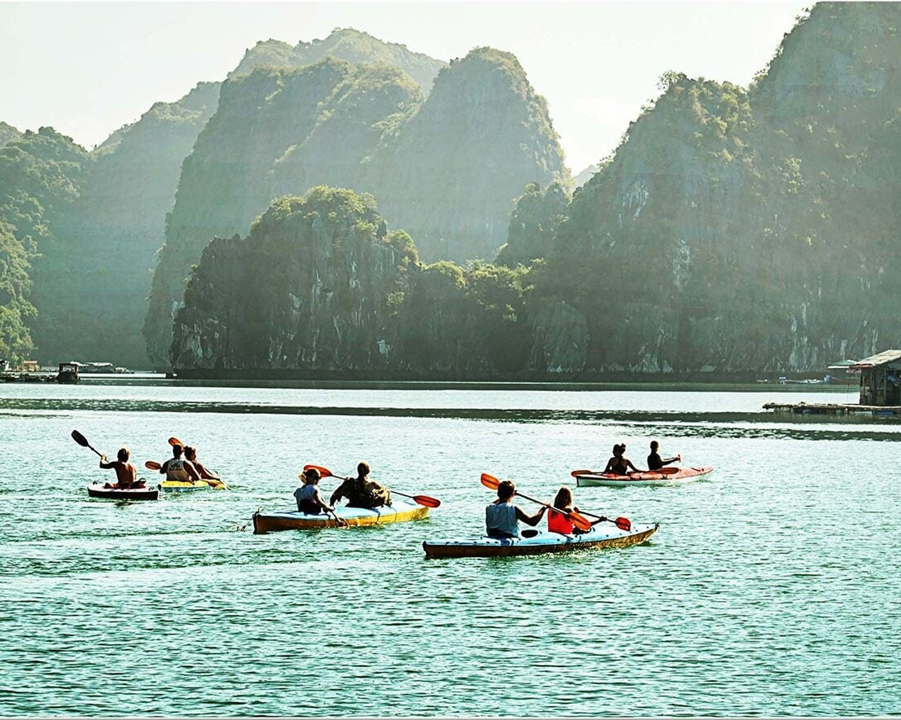 Du khách chèo kayak đầy năng lượng và màu sắc sống động