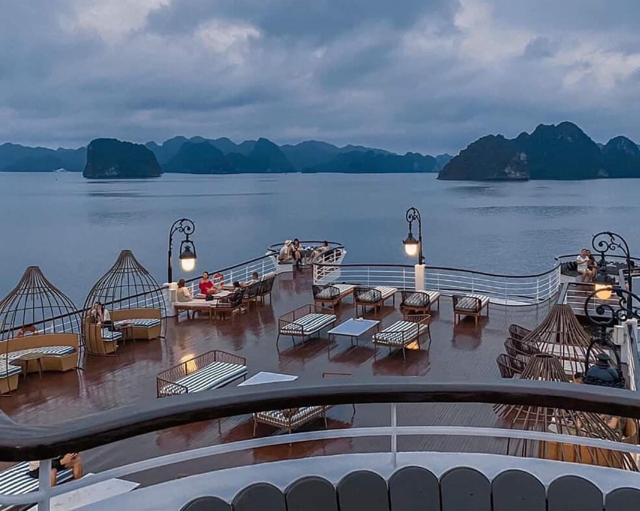 Thuyền overnight dưới sao ngắm cảnh cực chill