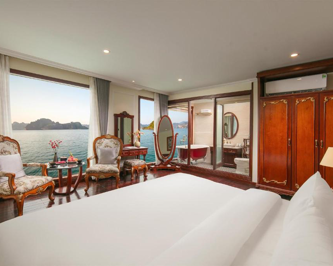 Hoàng Gia Á Đông Lộng Lẫy, Nơi Vịnh Là Ngai Vàng Riêng Tư