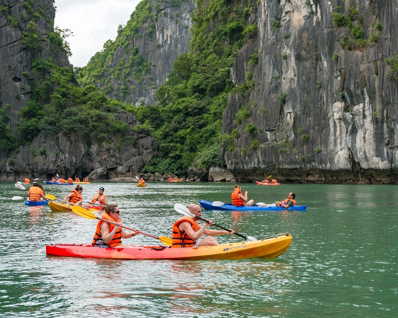 Trải nghiệm Chèo kayak qua Hang Luồn huyền bí