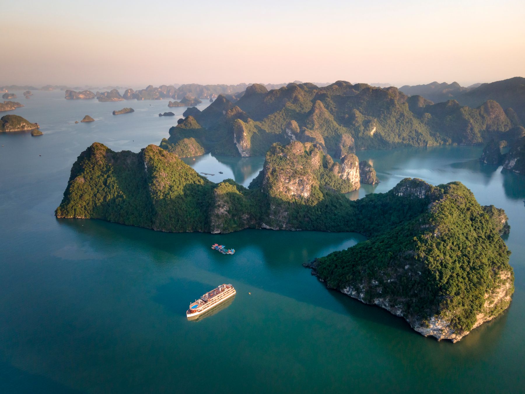 Hoàng hôn trên vịnh di sản